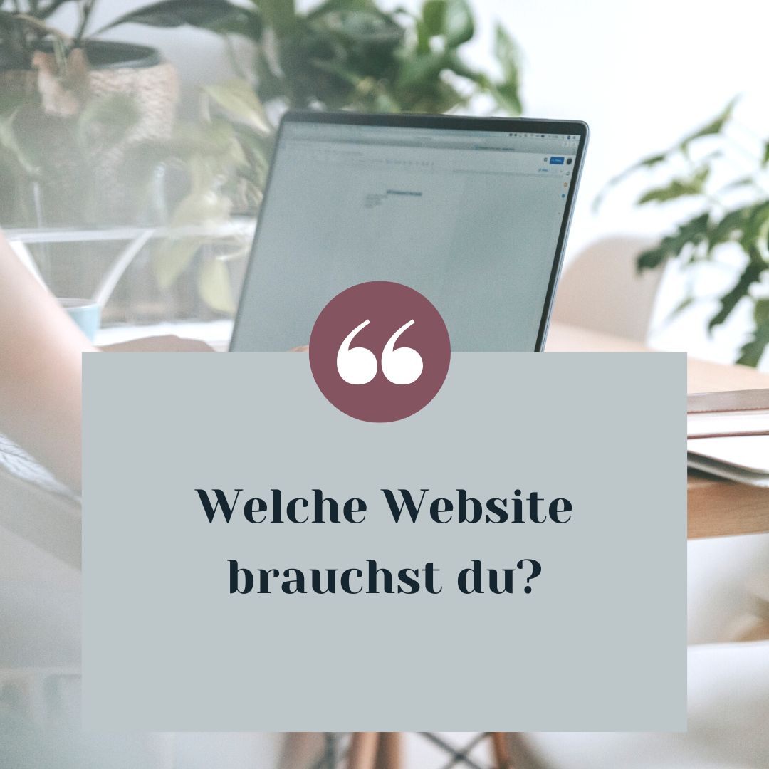 Schriftzug: "Welche Website brauchst du", Hintergrund: Laptop